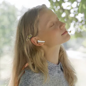 طراحی Half in-ear مطمئن و راحت این نوع طراحی پوششی امن برای گوش شما است. و همچنین وزن سبک 3.87 گرمی برای استفاده طولانی مدت موجب خستگی نمی شود و حس راحتی دارید.